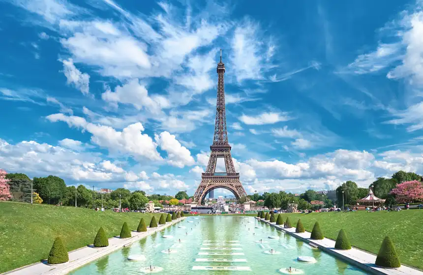 Symmetrical front panoramic view of eiffel tower on the bright sunny afternoon taken from fountains of trocadero.